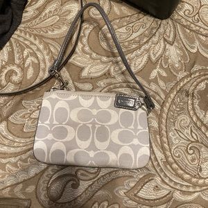 Wristlet purse